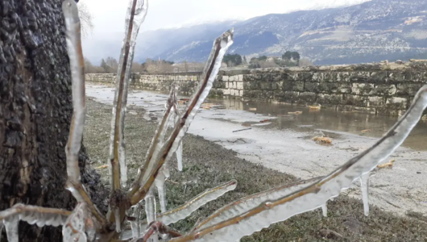 Κακοκαιρία «Ελπίς»: «Γλυπτά» από πάγο στη λίμνη των Ιωαννίνων και στον κάμπο της Αργολίδας - Δείτε φωτογραφίες