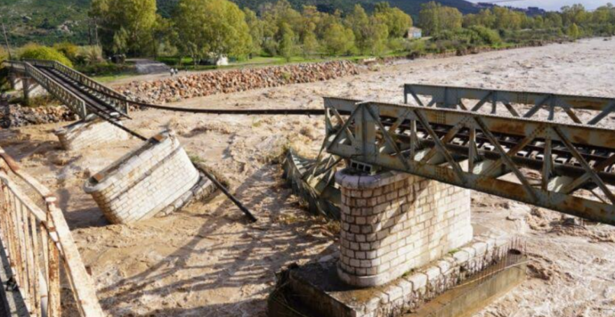 Γέφυρα Ευήνου: Αγωνία και οργή για την ανυπαρξία λύσεων στο πρόβλημα του αποκλεισμού