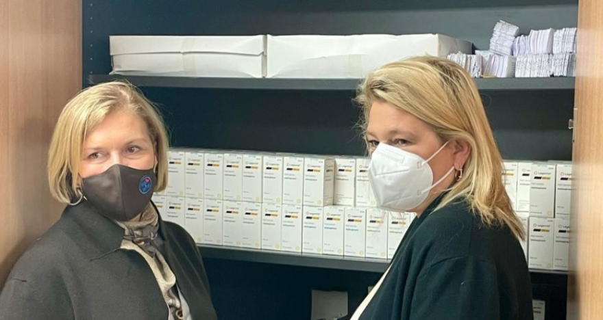 Γκάγκα: Επισκέφθηκε το φαρμακείο του ΕΟΠΠΥ από όπου διανέμονται τα αντιικά χάπια για την Covid-19