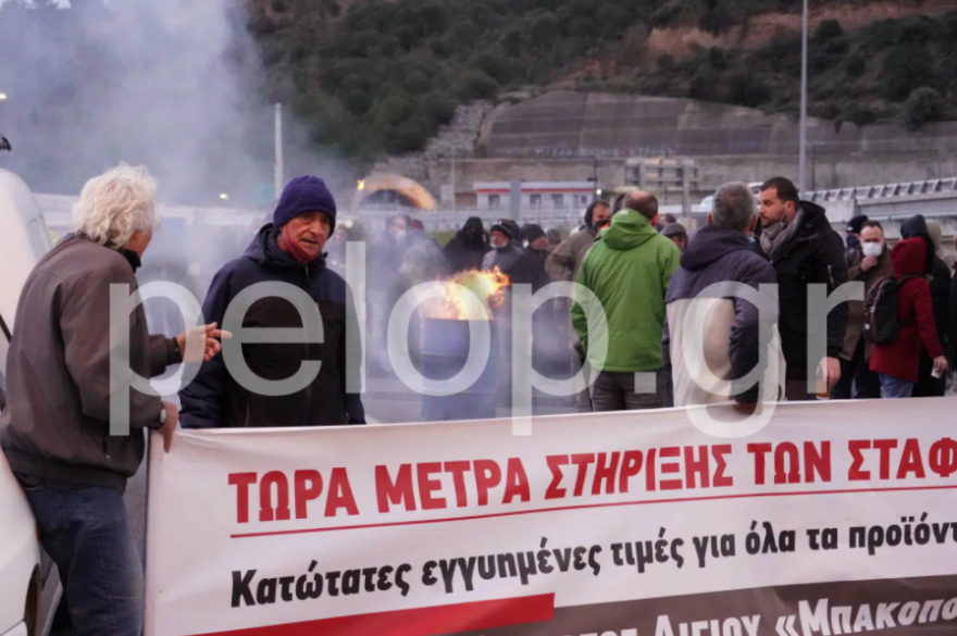 Αιγιάλεια: Αγρότες άναψαν φωτιές στην Εθνική Οδό, κλιμακώνονται οι κινητοποιήσεις - Δείτε φωτογραφίες