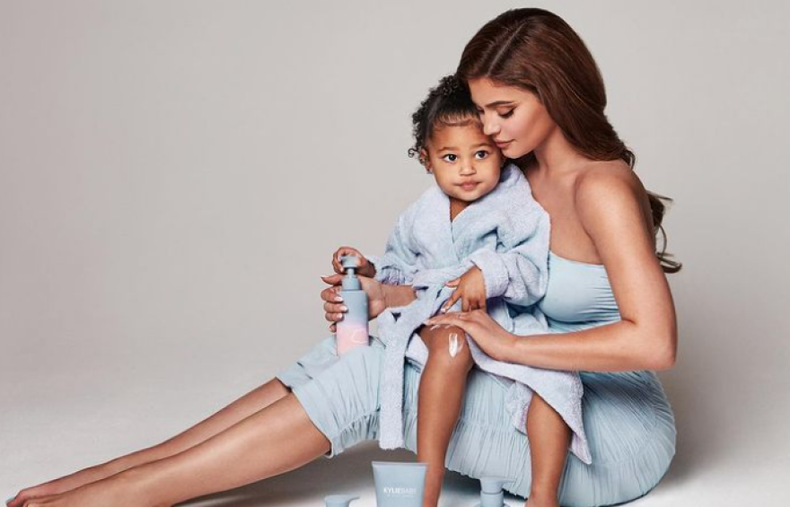 Η Κάιλι Τζένερ έγινε για δεύτερη φορά μαμά και μοιράζεται μια τρυφερή φωτογραφία στο Instagram