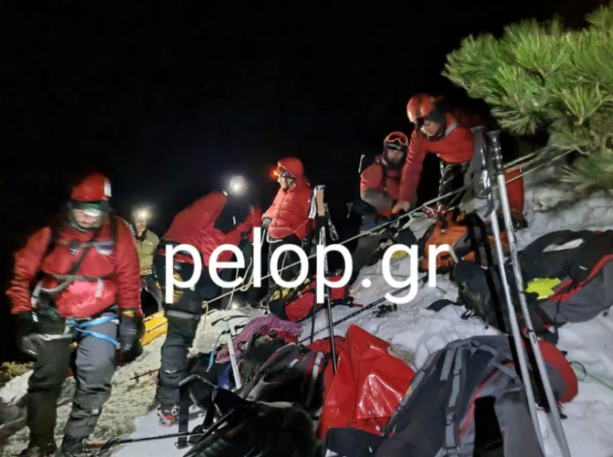 Καρέ- καρέ η επιχείρηση στα απόκρημνα του Χελμού για τους άτυχους ορειβάτες