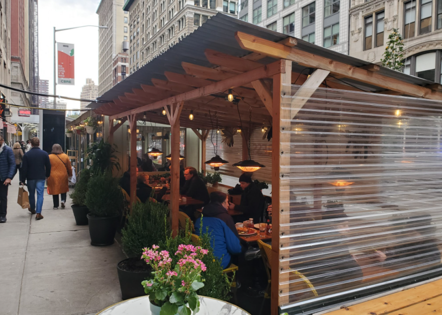 ΗΠΑ: Τα τραπεζάκια στα πεζοδρόμια της Νέας Υόρκης ήρθαν για να μείνουν και μετά την πανδημία