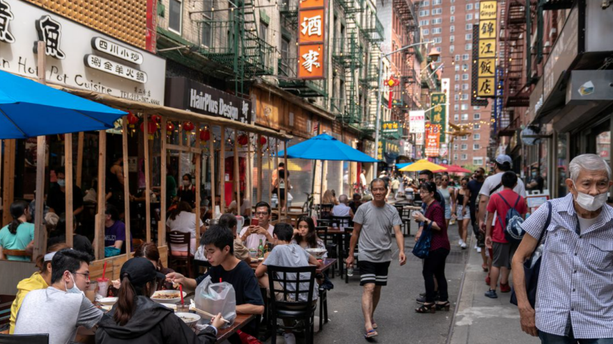 ΗΠΑ: Τα τραπεζάκια στα πεζοδρόμια της Νέας Υόρκης ήρθαν για να μείνουν και μετά την πανδημία