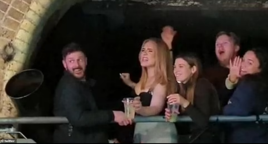 Η Adele μεθυσμένη έκανε pole dancing και πέταξε το σακάκι της σε γκέι κλαμπ του Λονδίνου