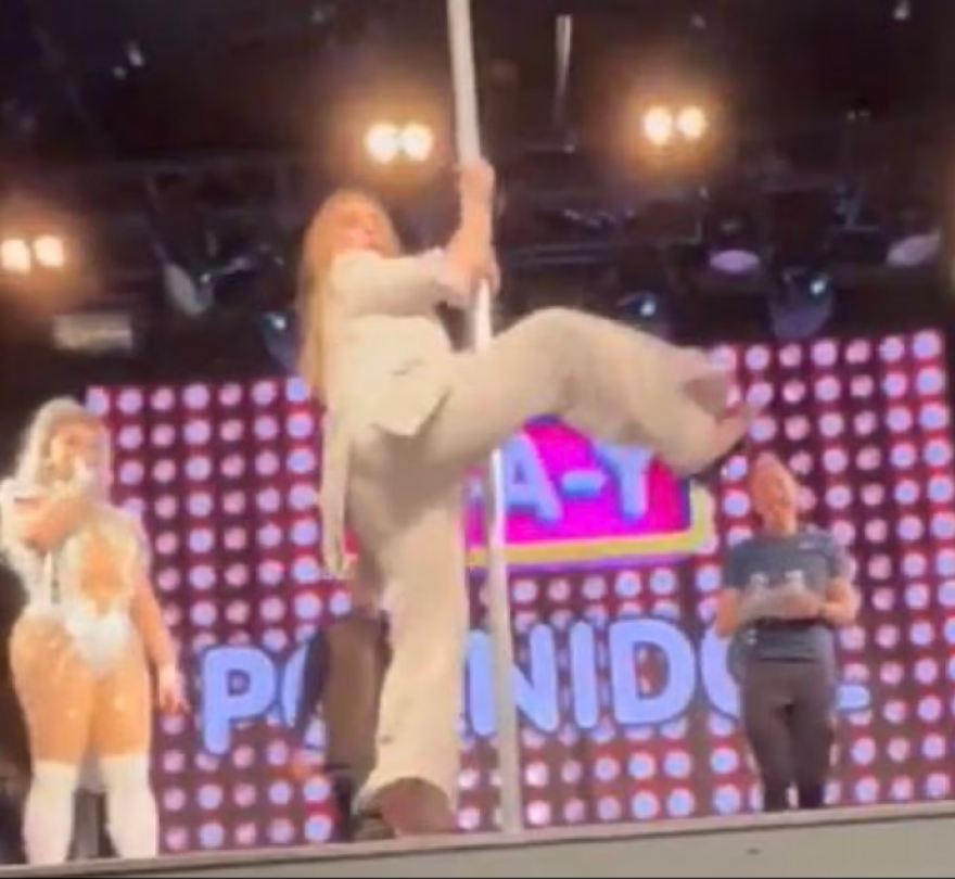 Η Adele μεθυσμένη έκανε pole dancing και πέταξε το σακάκι της σε γκέι κλαμπ του Λονδίνου