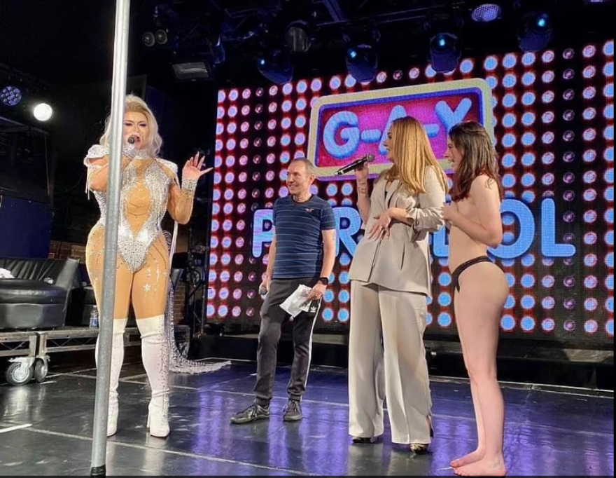 Η Adele μεθυσμένη έκανε pole dancing και πέταξε το σακάκι της σε γκέι κλαμπ του Λονδίνου