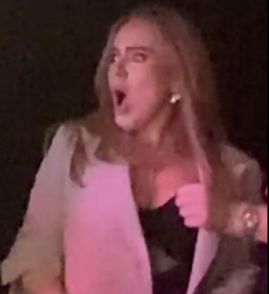 Η Adele μεθυσμένη έκανε pole dancing και πέταξε το σακάκι της σε γκέι κλαμπ του Λονδίνου