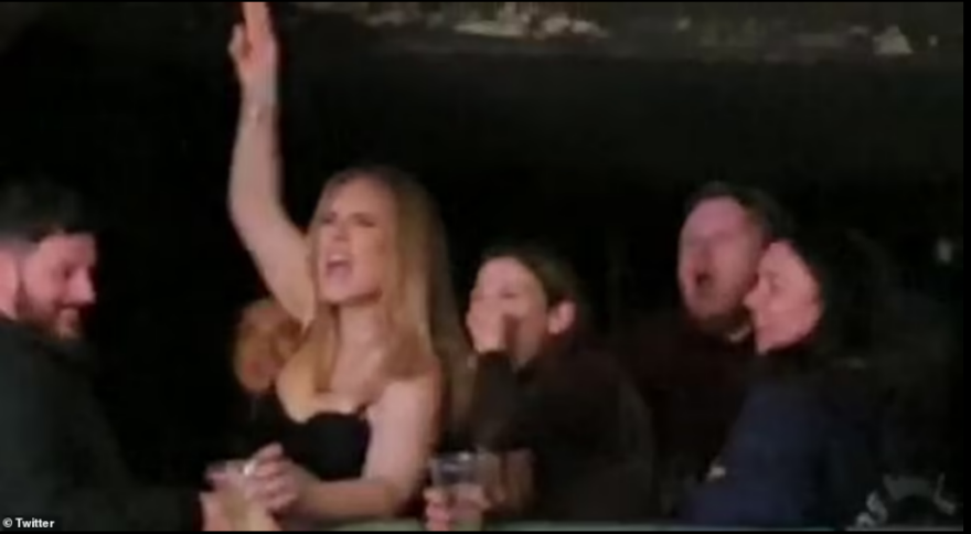 Η Adele μεθυσμένη έκανε pole dancing και πέταξε το σακάκι της σε γκέι κλαμπ του Λονδίνου