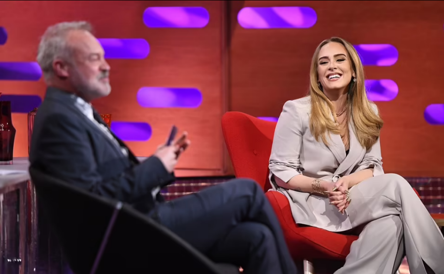 Η Adele μεθυσμένη έκανε pole dancing και πέταξε το σακάκι της σε γκέι κλαμπ του Λονδίνου