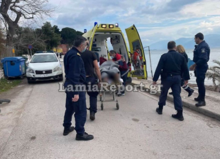 Φθιώτιδα: Ηλικιωμένος οδηγός έπεσε στη θάλασσα με το αυτοκίνητο - Δείτε βίντεο και φωτογραφίες