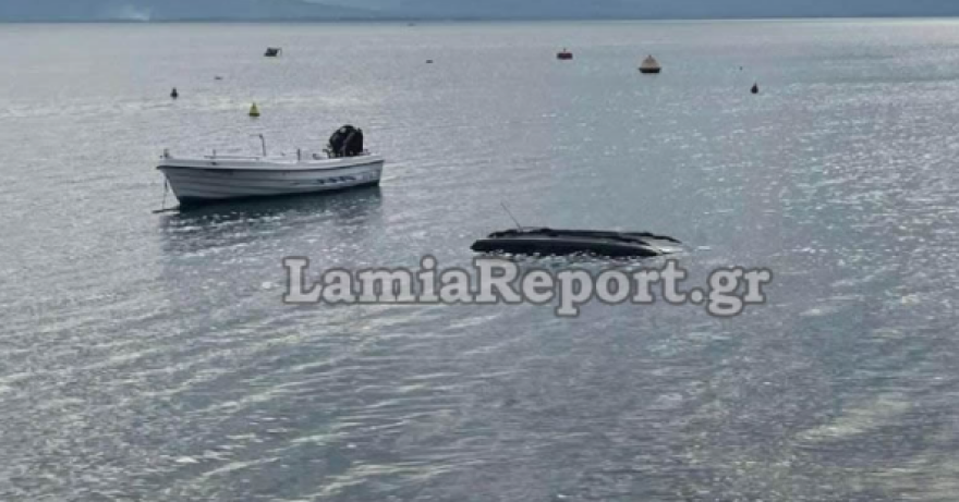 Φθιώτιδα: Ηλικιωμένος οδηγός έπεσε στη θάλασσα με το αυτοκίνητο - Δείτε βίντεο και φωτογραφίες