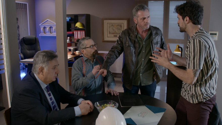 Άσε μας ρε μαμά: Η Νικόλ μαθαίνει ότι ο πατέρας της και η Ρωξάνη ήταν κάποτε ζευγάρι