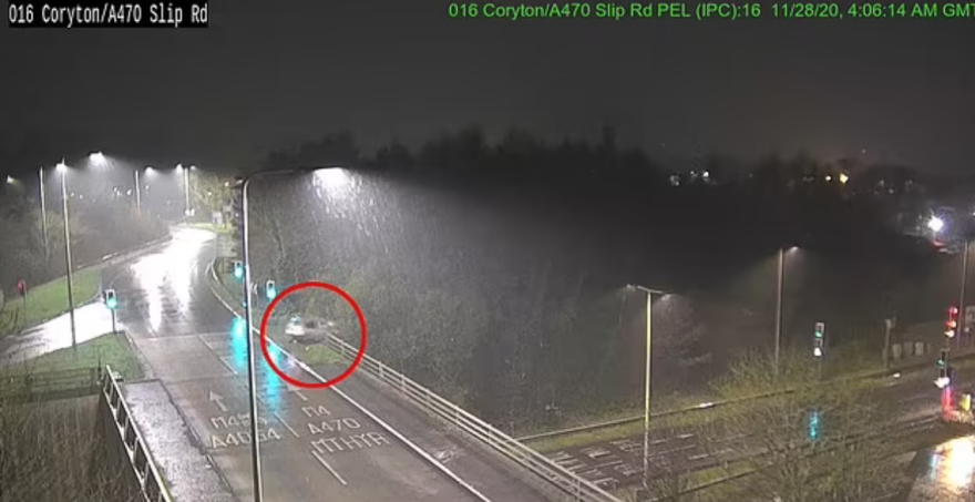 Βρετανία: Συγκλονιστικές εικόνες με πτώση αυτοκινήτου από γέφυρα - Σκοτώθηκε η συνοδηγός