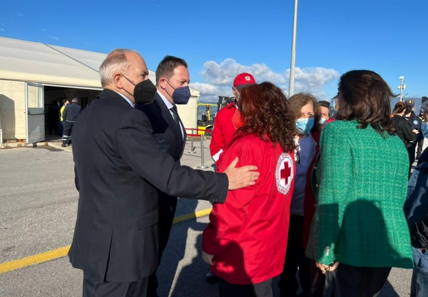 Φωτιά σε πλοίο στην Κέρκυρα: Στο λιμάνι για την υποδοχή των επιβατών του Euroferry Olympia Πέτσας και Πολιτική Προστασία