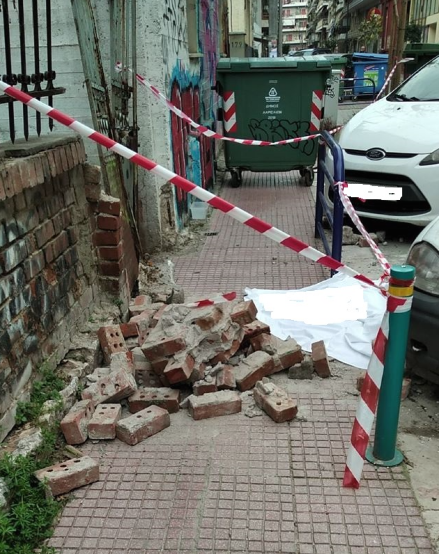 Λάρισα: Τραγωδία με 22χρονο που καταπλακώθηκε από τοίχο - Ξέσπασμα από κάτοικος της περιοχής (φωτογραφίες)