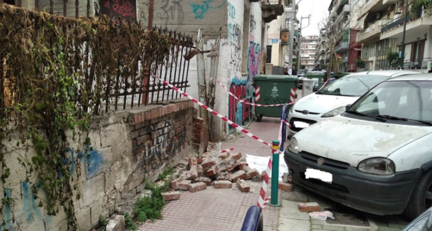 Λάρισα: Τραγωδία με 22χρονο που καταπλακώθηκε από τοίχο - Ξέσπασμα από κάτοικος της περιοχής (φωτογραφίες)