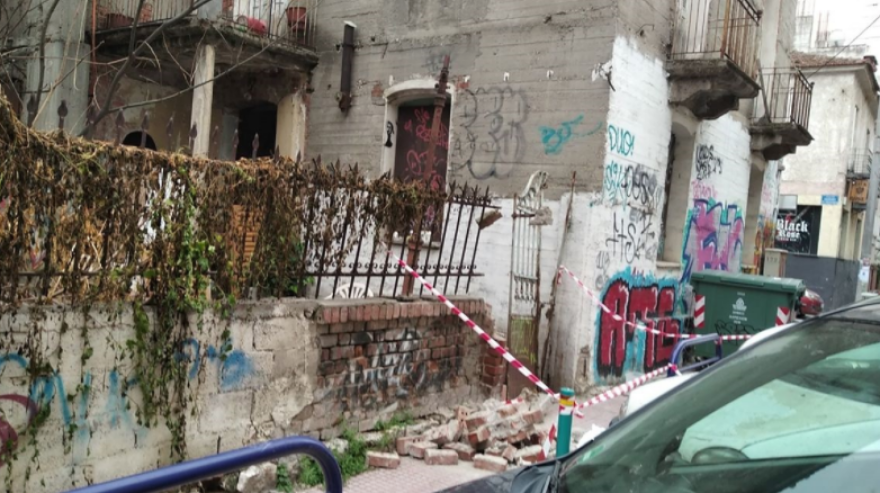 Λάρισα: Τραγωδία με 22χρονο που καταπλακώθηκε από τοίχο - Ξέσπασμα από κάτοικος της περιοχής (φωτογραφίες)