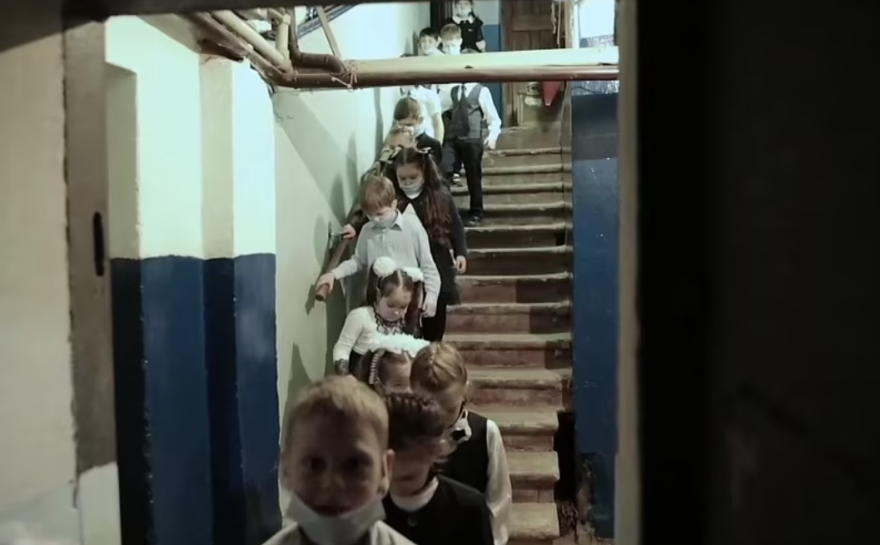 Εισβολή στην Ουκρανία: Μικρά παιδιά στοιβάζονται σε υπόγεια καταφύγια