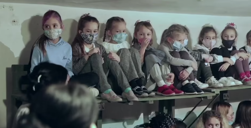 Εισβολή στην Ουκρανία: Μικρά παιδιά στοιβάζονται σε υπόγεια καταφύγια