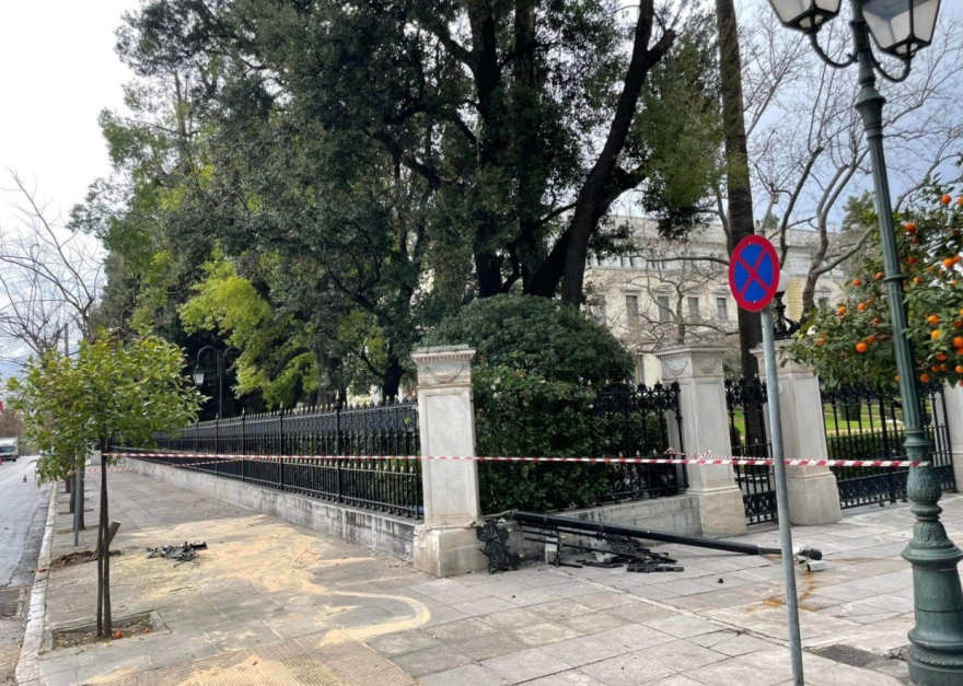 Τροχαίο: Μεθυσμένος οδηγός τράκαρε έξω από το προεδρικό μέγαρο και γκρέμισε το κάγκελο!