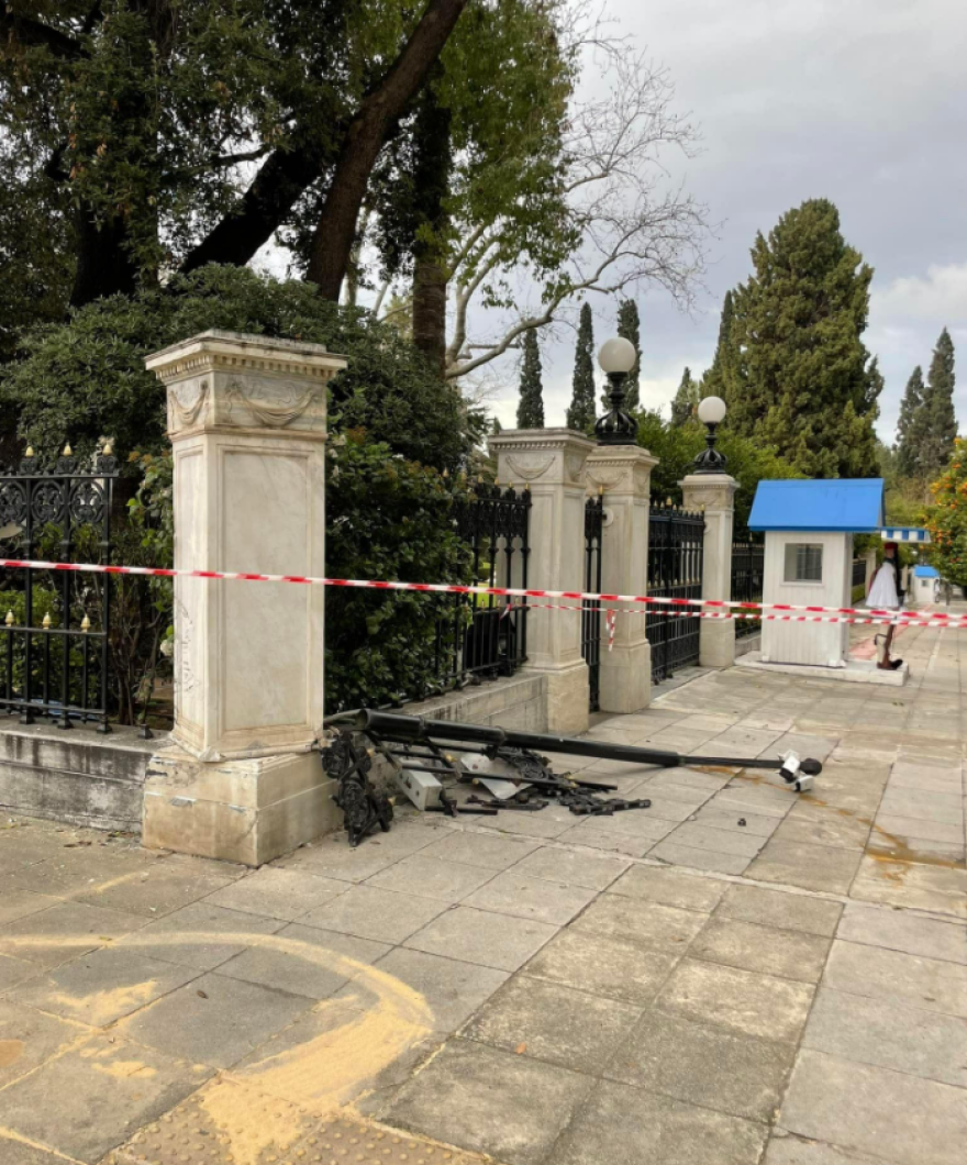 Τροχαίο: Μεθυσμένος οδηγός τράκαρε έξω από το προεδρικό μέγαρο και γκρέμισε το κάγκελο!