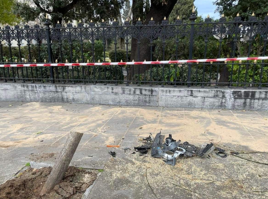 Τροχαίο: Μεθυσμένος οδηγός τράκαρε έξω από το προεδρικό μέγαρο και γκρέμισε το κάγκελο!