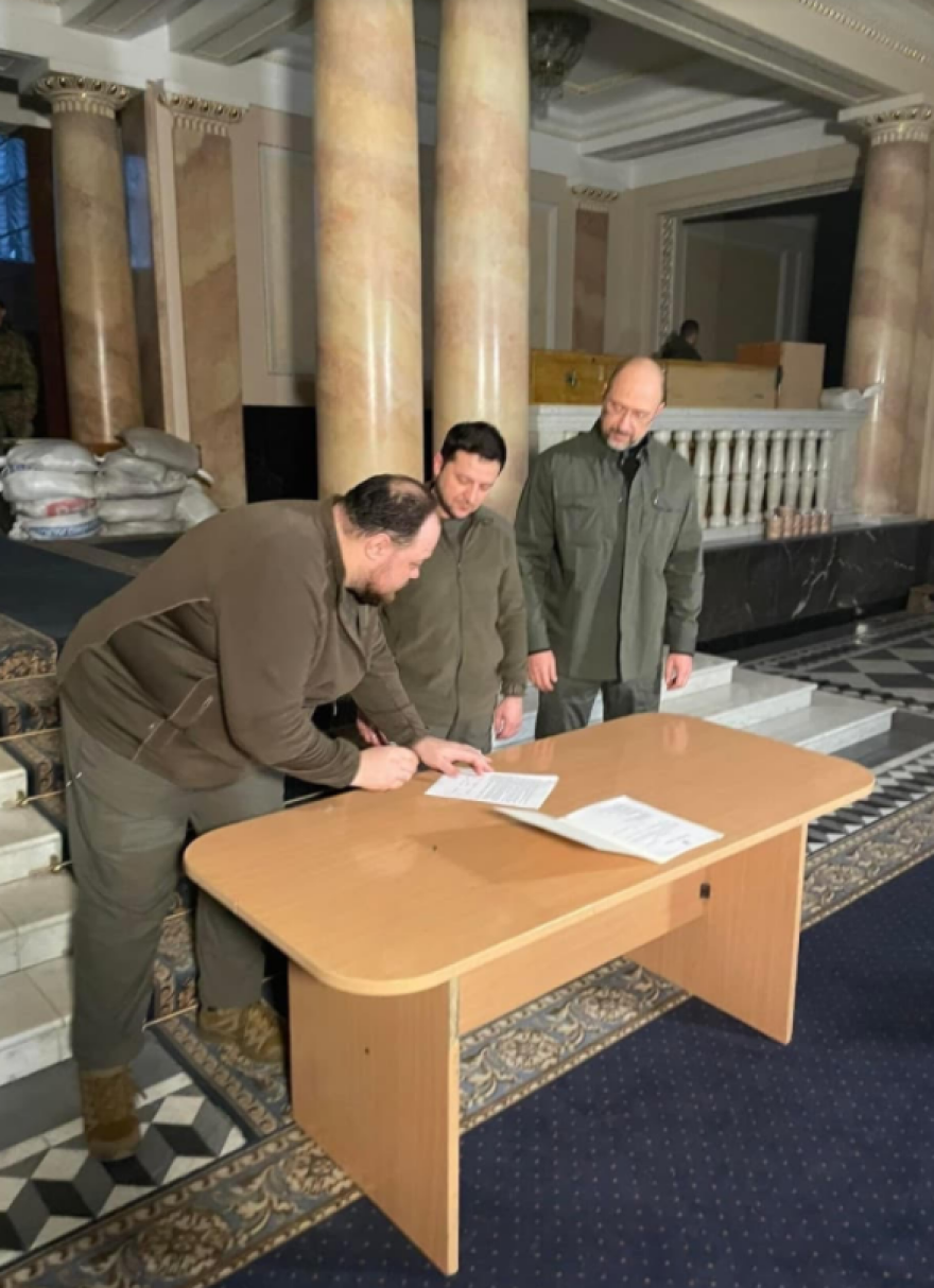 Πόλεμος στην Ουκρανία: Ο Ζελένσκι υπέγραψε την αίτηση για ένταξη της Ουκρανίας στην Ευρωπαϊκή Ένωση 