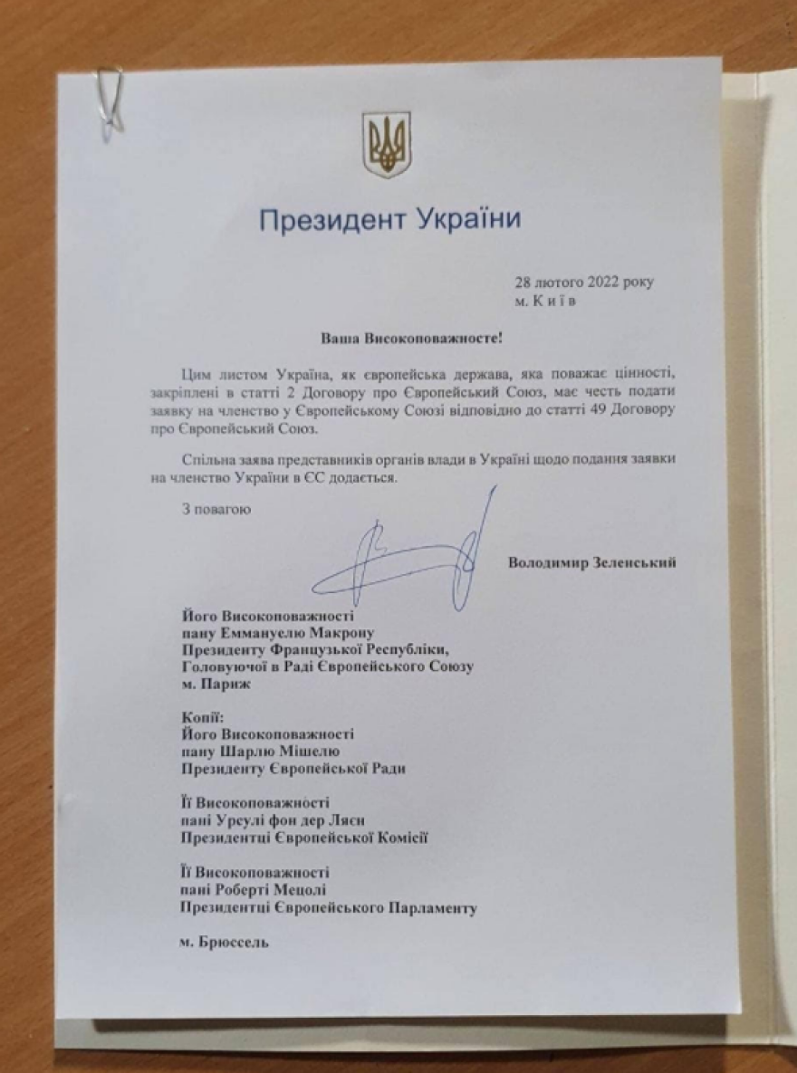 Πόλεμος στην Ουκρανία: Ο Ζελένσκι υπέγραψε την αίτηση για ένταξη της Ουκρανίας στην Ευρωπαϊκή Ένωση 