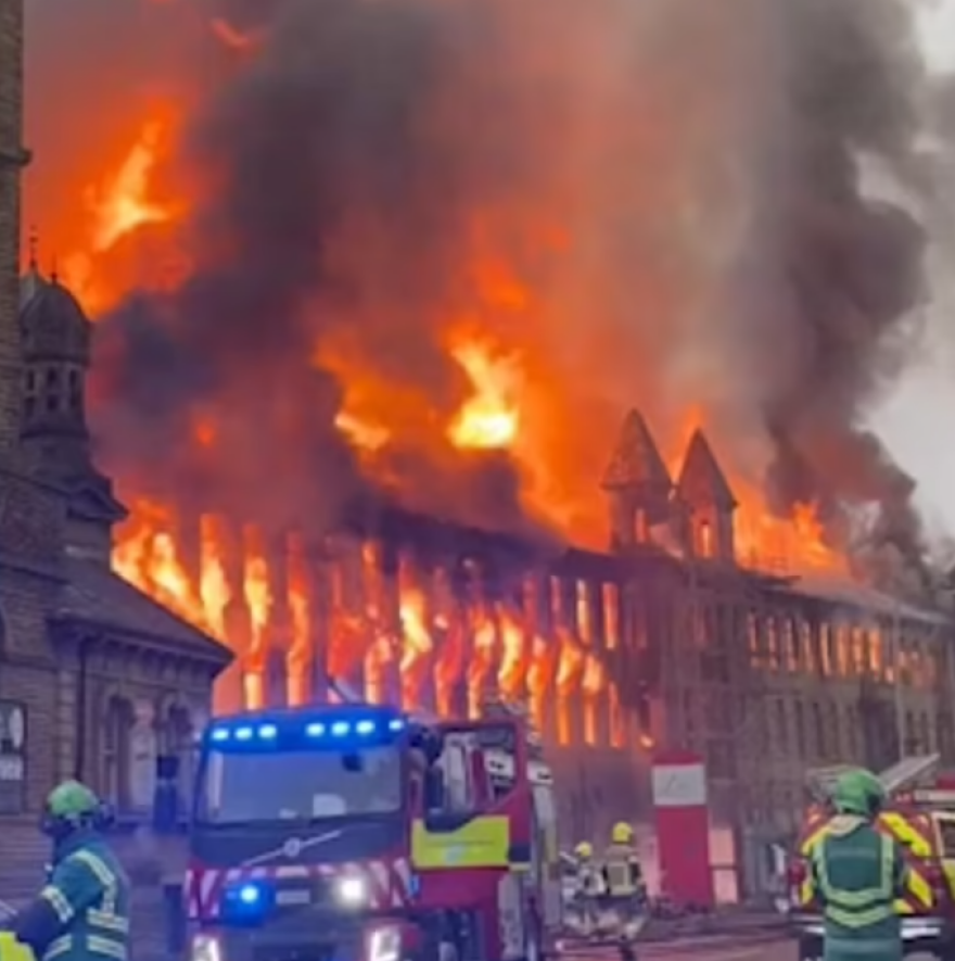 Βρετανία: Στις φλόγες παραδόθηκε το εμβληματικό κτίριο Dalton Mills όπου γυρίζονται το Peaky Blinders και το Downton Abbey