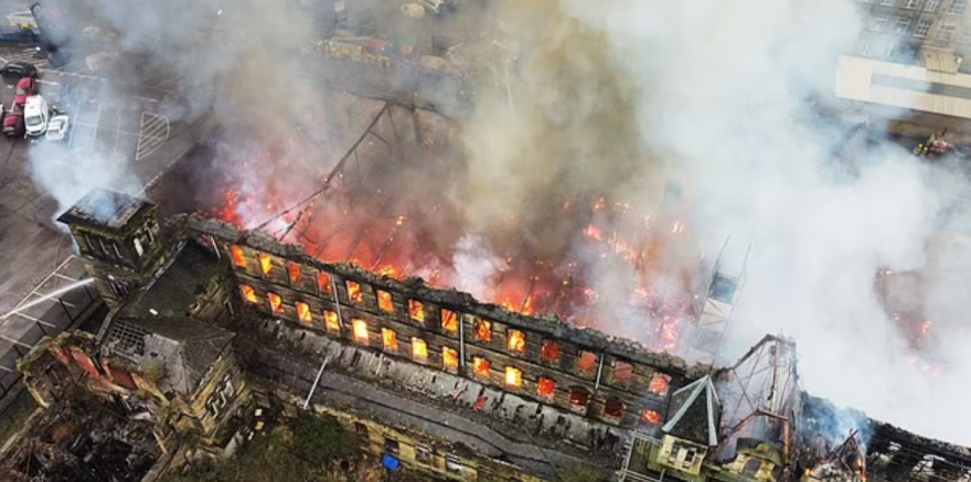 Βρετανία: Στις φλόγες παραδόθηκε το εμβληματικό κτίριο Dalton Mills όπου γυρίζονται το Peaky Blinders και το Downton Abbey