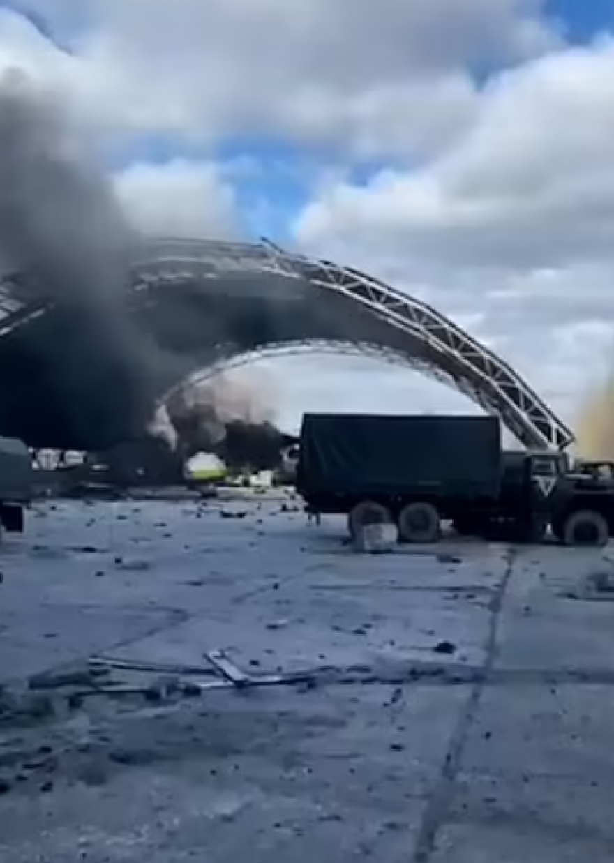 Πόλεμος στην Ουκρανία: Συντρίμμια το Antonov An-225, το μεγαλύτερο αεροσκάφος στον κόσμο - Δείτε βίντεο και φωτογραφίες