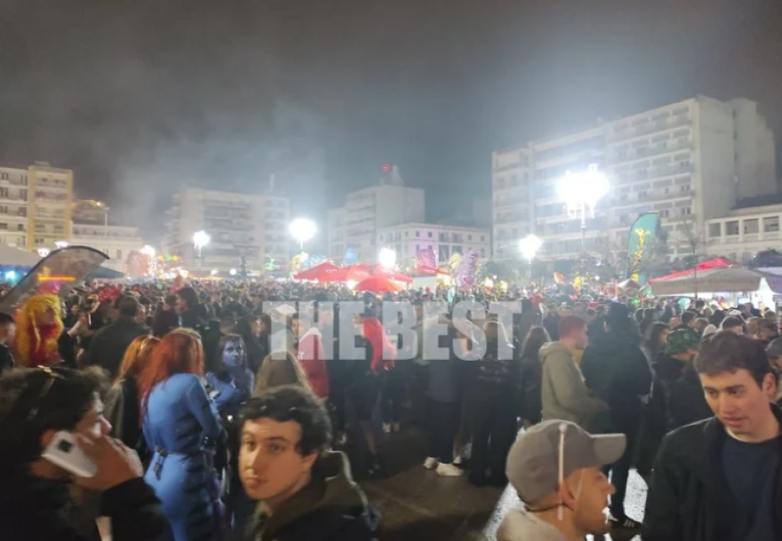 Πάτρα: Tο αδιαχώρητο επικράτησε στο κέντρο σήμερα τελευταία Κυριακή του Καρναβαλιού - Βίντεο και φωτογραφίες