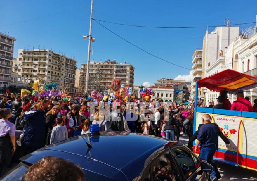 Πάτρα: Tο αδιαχώρητο επικράτησε στο κέντρο σήμερα τελευταία Κυριακή του Καρναβαλιού - Βίντεο και φωτογραφίες