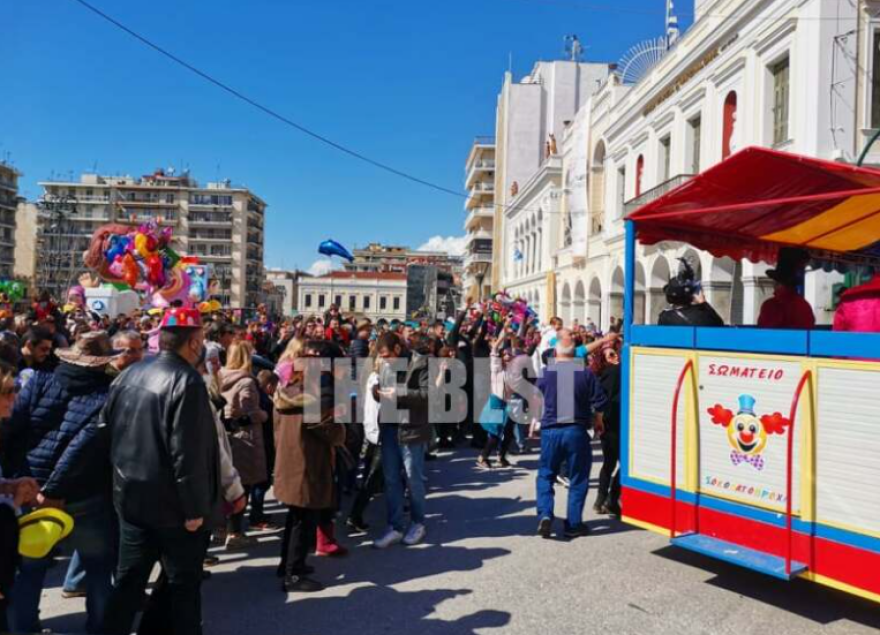 Πάτρα: Tο αδιαχώρητο επικράτησε στο κέντρο σήμερα τελευταία Κυριακή του Καρναβαλιού - Βίντεο και φωτογραφίες
