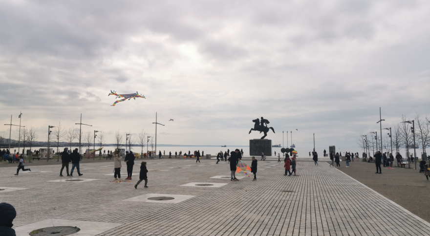 Θεσσαλονίκη: «Ξεχύθηκαν» σε λόφους, δάση και πλατείες για να πετάξουν χαρταετό - Δείτε φωτογραφίες