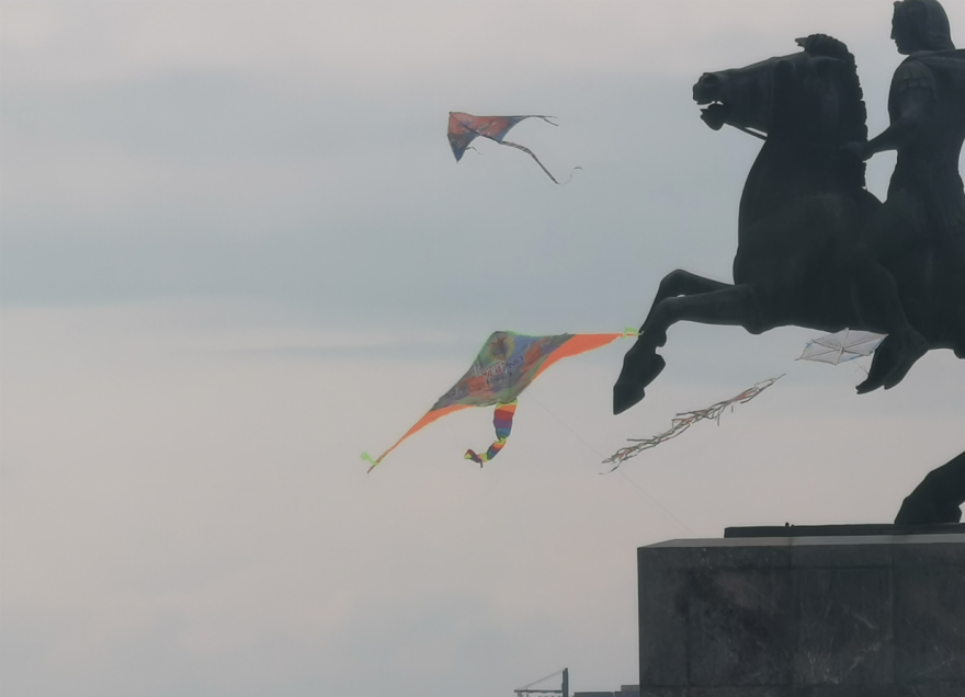Θεσσαλονίκη: «Ξεχύθηκαν» σε λόφους, δάση και πλατείες για να πετάξουν χαρταετό - Δείτε φωτογραφίες