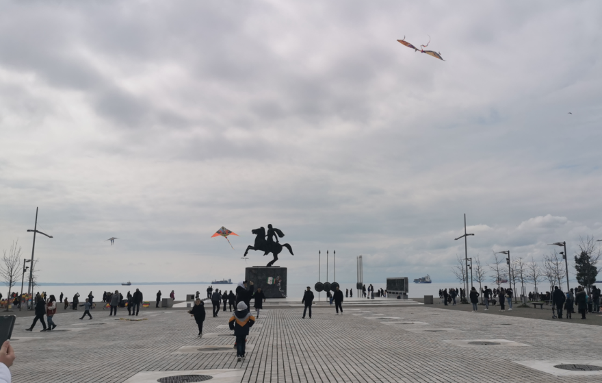 Θεσσαλονίκη: «Ξεχύθηκαν» σε λόφους, δάση και πλατείες για να πετάξουν χαρταετό - Δείτε φωτογραφίες