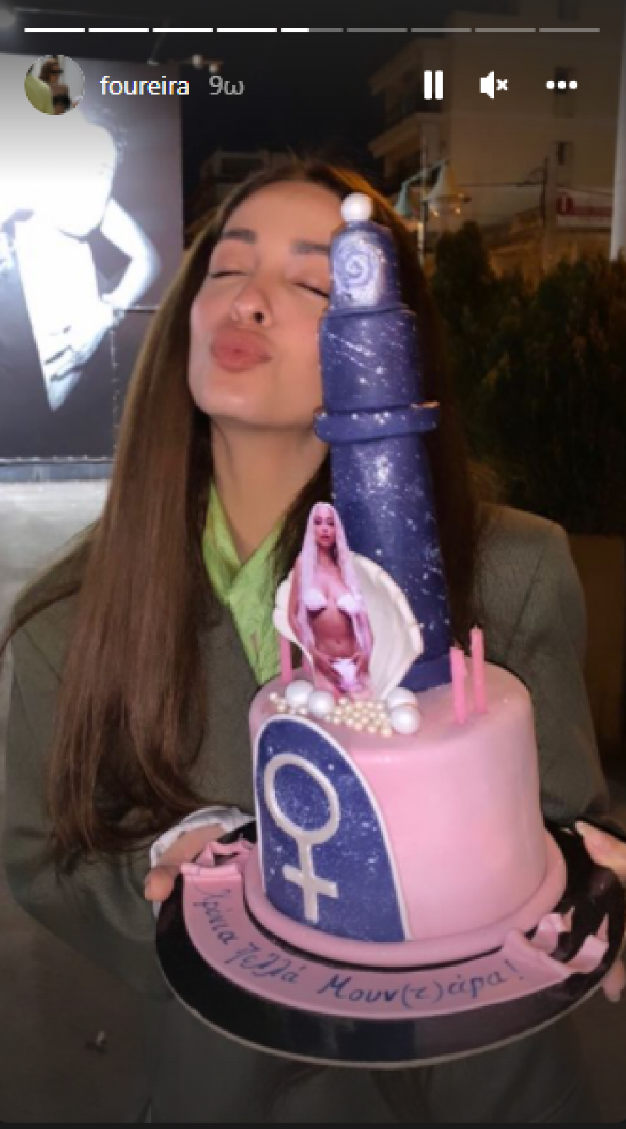 Η Ελένη Φουρέιρα έχει γενέθλια - Το διάφανο φόρεμα και η εντυπωσιακή τούρτα που της ετοίμασαν οι θαυμαστές της