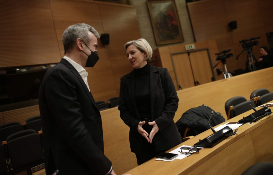 Θεσσαλονίκη: 17 ζευγάρια παπούτσια για τις δολοφονίες γυναικών, στα μωβ οι «Ομπρέλες του Ζογγολόπουλου»