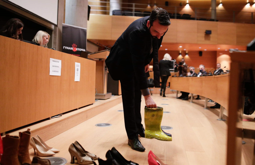 Θεσσαλονίκη: 17 ζευγάρια παπούτσια για τις δολοφονίες γυναικών, στα μωβ οι «Ομπρέλες του Ζογγολόπουλου»