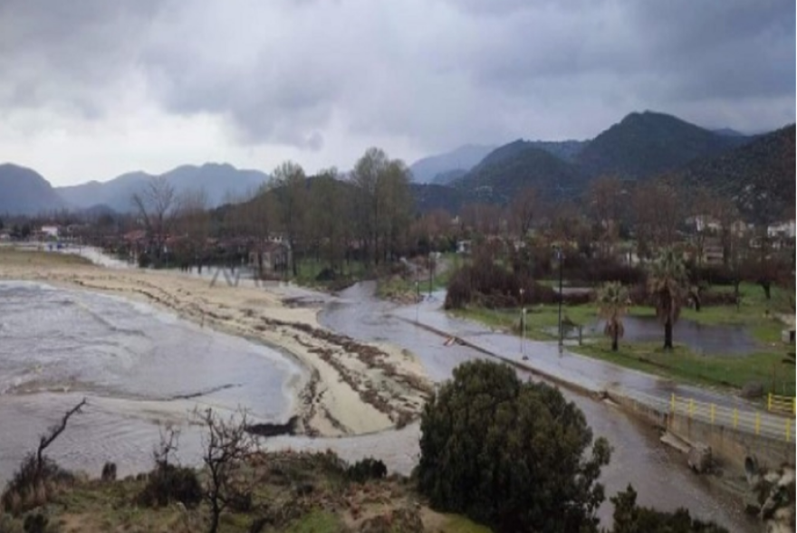 Καιρός - Κακοκαιρία Φίλιππος: Πλημμύρισε η ακτή Συκιάς στη Χαλκιδική, δείτε βίντεο και φωτογραφίες