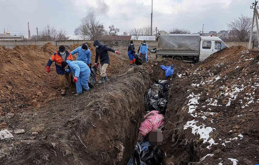 Πόλεμος στην Ουκρανία: Η Μαριούπολη θάβει τους νεκρούς της σε ομαδικούς τάφους
