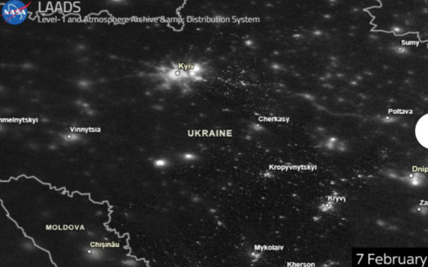 Πόλεμος στην Ουκρανία: Στο απόλυτο σκοτάδι δείχνουν τη χώρα δορυφορικές φωτογραφίες της NASA