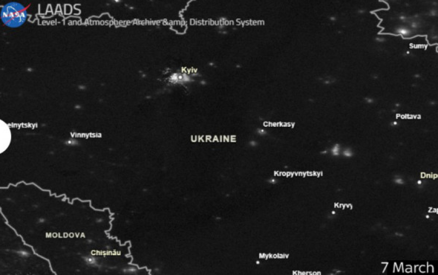Πόλεμος στην Ουκρανία: Στο απόλυτο σκοτάδι δείχνουν τη χώρα δορυφορικές φωτογραφίες της NASA