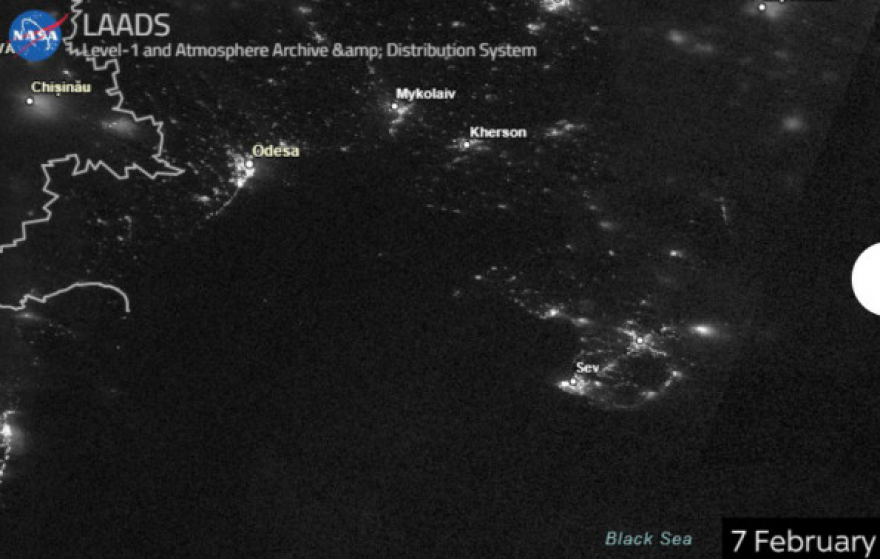 Πόλεμος στην Ουκρανία: Στο απόλυτο σκοτάδι δείχνουν τη χώρα δορυφορικές φωτογραφίες της NASA