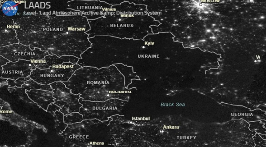 Πόλεμος στην Ουκρανία: Στο απόλυτο σκοτάδι δείχνουν τη χώρα δορυφορικές φωτογραφίες της NASA