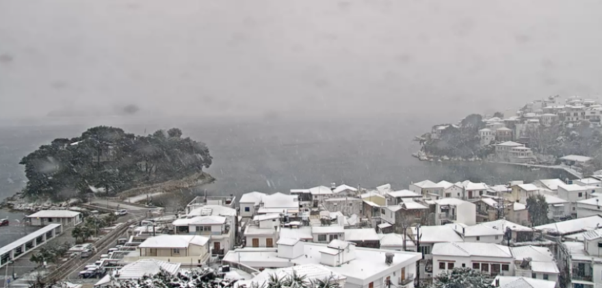 Καιρός - Κακοκαιρία «Φίλιππος»: Πυκνό χιόνι στη Σκιάθο, δείτε εικόνες