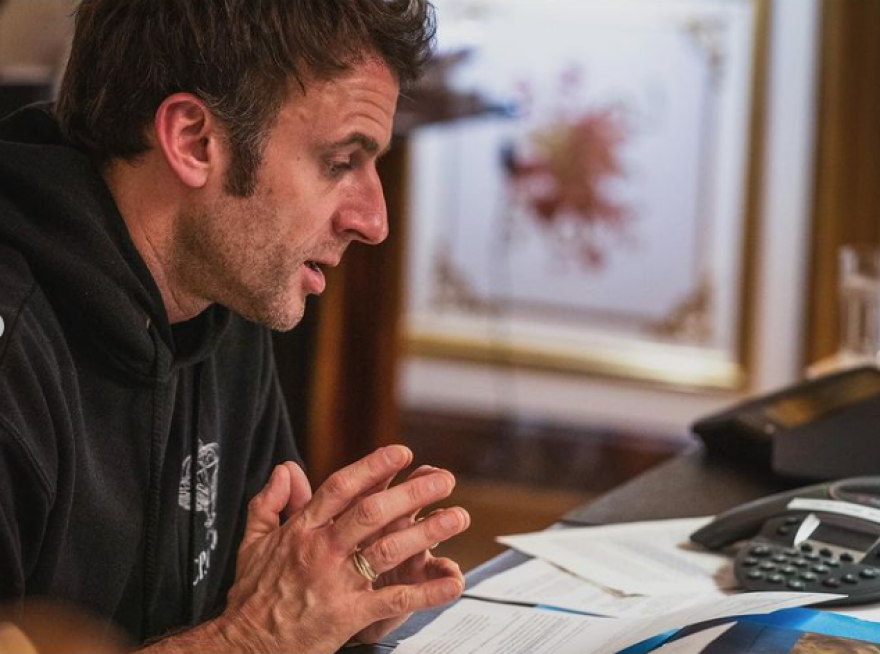 Μακρόν ή Λεπέν; Τι θα γίνει  αν εκλεγεί πρόεδρος στη Γαλλία ο Ευρωπαίος μεταρρυθμιστής ή... η φίλη του Πούτιν