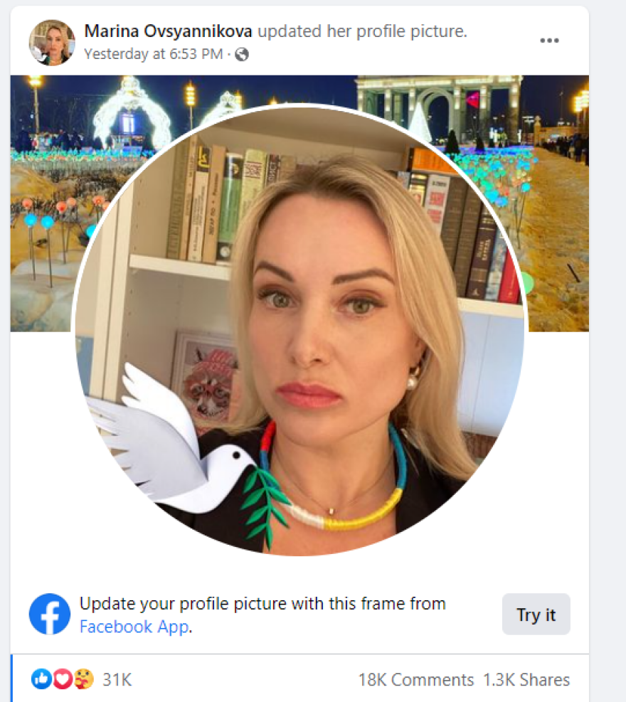 Εισβολή ακτιβίστριας δημοσιογράφου στη ρωσική κρατική τηλεόραση - Κρατούσε πλακάτ «Όχι στον πόλεμο»